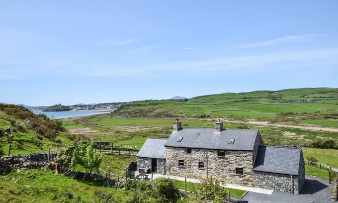 Porthmadog House | Ffermdy Penrhyn - Four Bedroom House, Sleeps 7