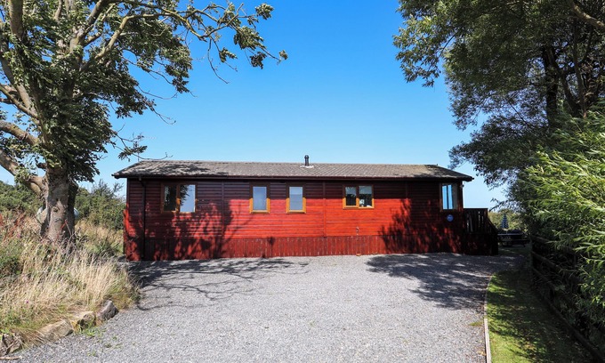 Caergeiliog Cottage | FFRWD LODGE, pet friendly, with a garden in Rhosneigr