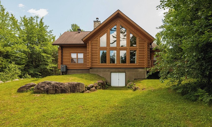 Fiddler Lake Resort House | Fiddler Lake Resort Chalet + Private Jacuzzi