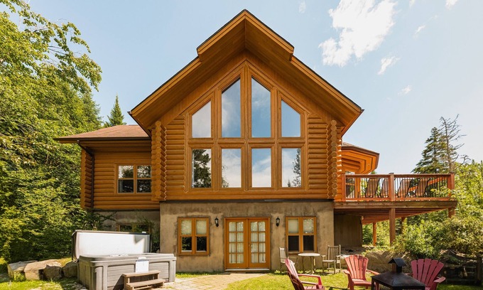Fiddler Lake Resort House | Fiddler Lake Resort Chalet + Private Jacuzzi