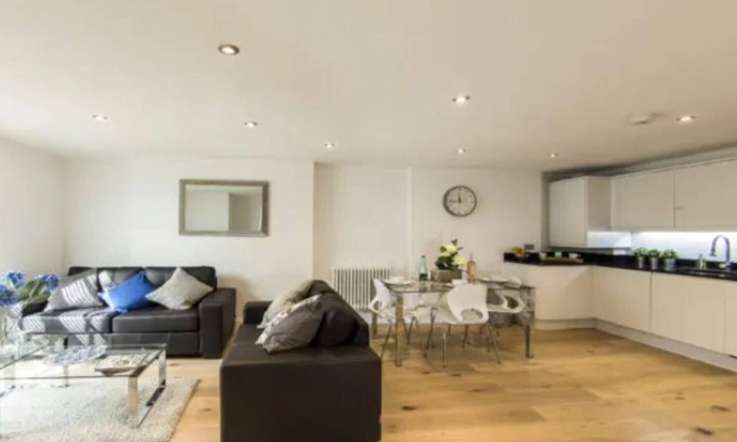 Finchley Church End Apartment | Finchley central - spacious ground floor apartment