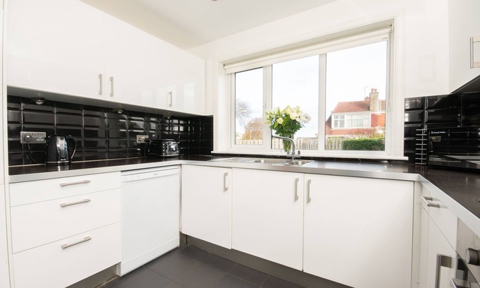 Aberdeen House | ✪ Find DWELLCOME HOME Ltd ✪ 5 Double Bedroom House ✪ Garden Drive