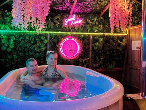 Glasgow Apartment | FINN VILLAGE - Loch Lomond Sunset Glamping Pod - Private Ofuro HOT TUB