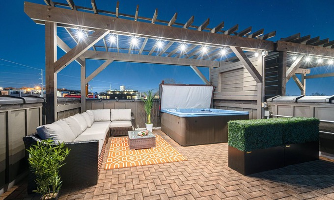Hadley - Washington House | FIRE & ICE - TWO MIDTOWN HOMES - ROOFTOP HOT TUBS