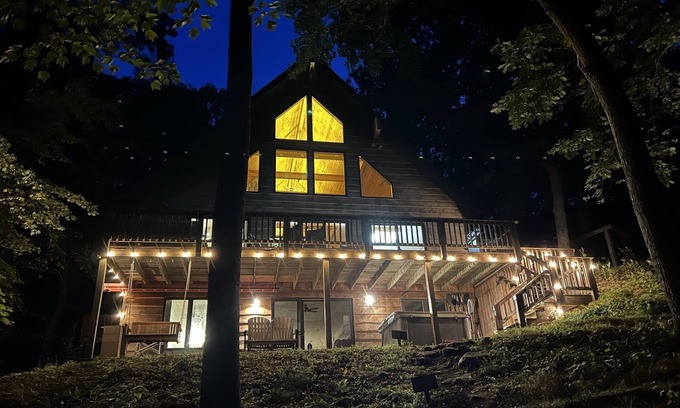 Wautoma Ski Chalet | Fire pit! Hot tub! Game room! Kayaks!