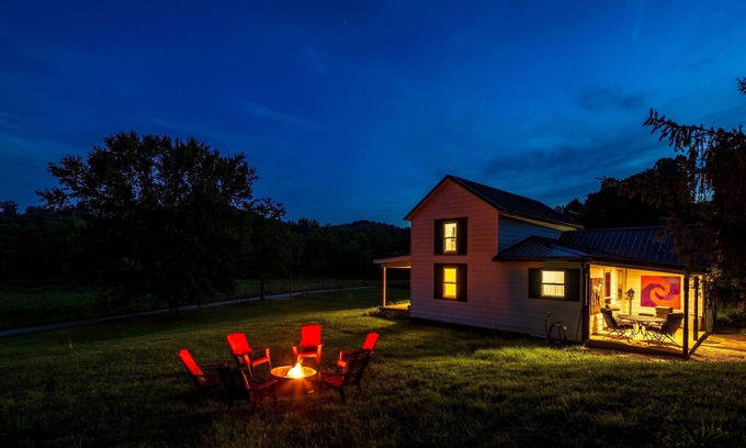 McArthur House | Fire Pit, Peaceful & Quaint Near Moonville Tunnel