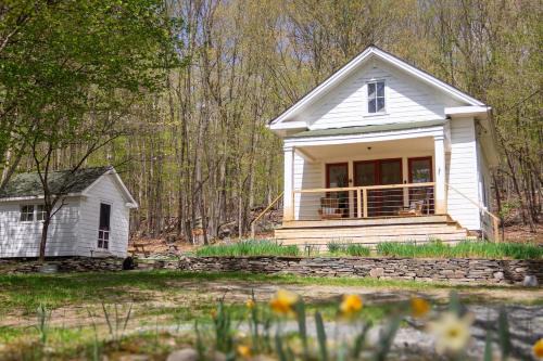 Rowland House | Fire Pit, Private & Stylish Birdsong Schoolhouse