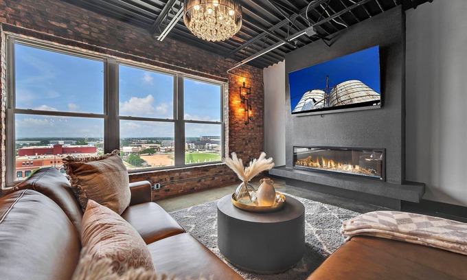 Brazos Condo | Fireplace, Parking, Baylor, Magnolia, Pets OK