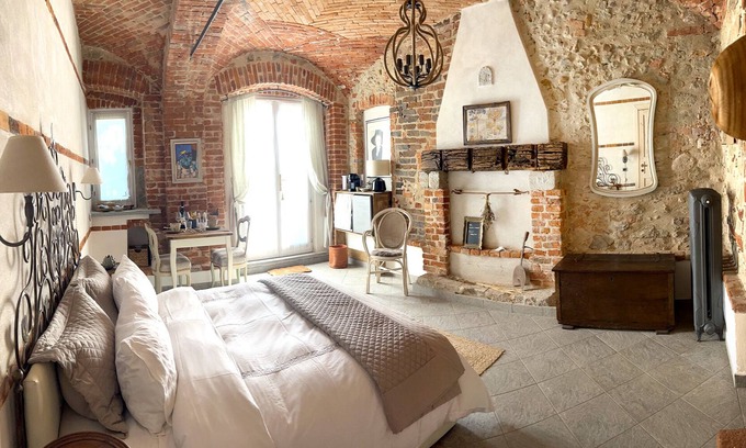 Gassino Torinese Bed & Breakfast | Fireplace Suite - country chic with heated hot tub in the garden