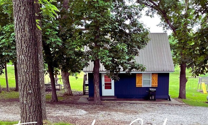 Deepwater House | Fireside Cabin – a cozy retreat at Truman Lake– relax and unwind!