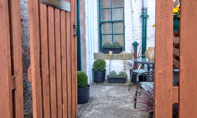 Helmsdale Apartment | Fisherman's Rest - sleeps 4 guests in 2 bedrooms