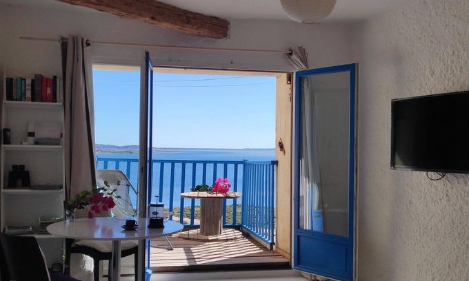 Bages House | Fisherman's view: An idyllic retreat for a couple, facing a stunning lake