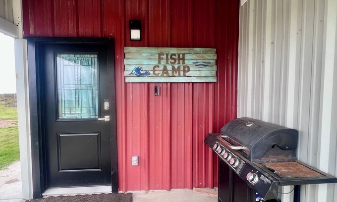 Port Lavaca House | Fisherman’s getaway close to water. Plenty of room for kayak and boat trailers.