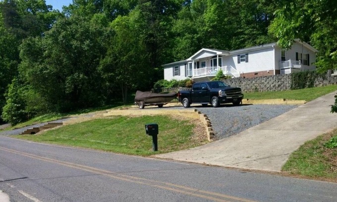 New London House | Fishing Boating Dog Friendly Traveling Nurses/Professionals long stay discounts.