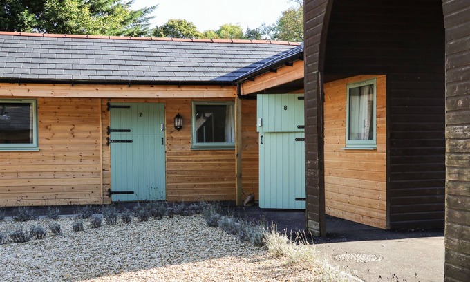 Aldermaston Wharf Apartment | FLAMENCO - NO. 7, pet friendly, with a garden in Goring-On-Thames