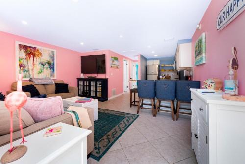 Englewood House | Flamingo's Nest