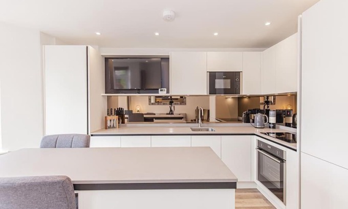 Cowley Apartment | Flat 3, 161 Crescent Road - Luxury Apartment