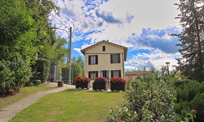 Arcevia Apartment | Flat in Piticchio with Scenic Views & Pool