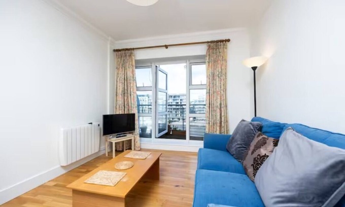 Grand Canal Dock Apartment | Flat w/Balcony & Canal view - 4min to station