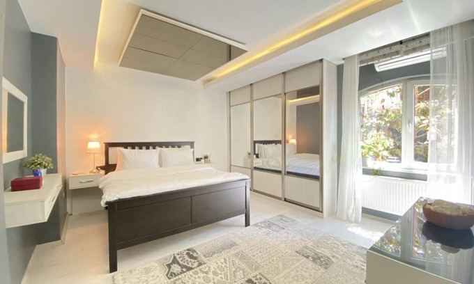 Uskudar Apartment | Flat with Bosphorus View and Backyard in Uskudar
