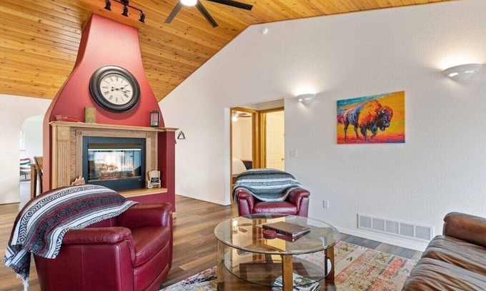 Woods Bay House | Flathead Lake Retreat-Walk to the lake!