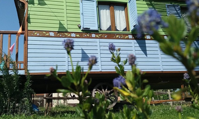 Sigalens House | Fleur des Champs" caravan, Nordic bath and shared pool
