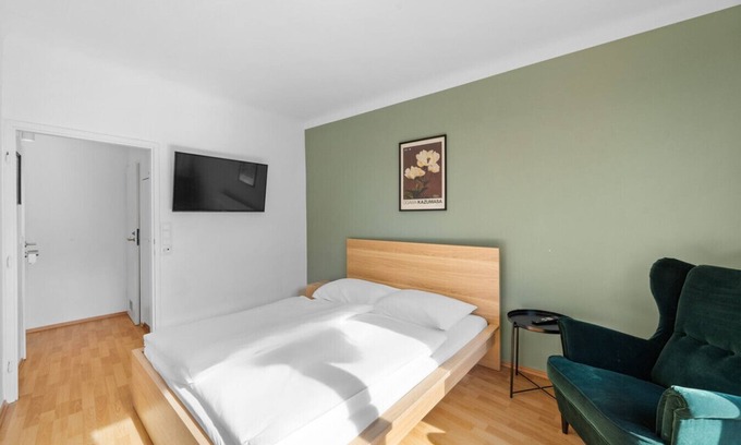 Schottenfeld Apartment | Flora Collections - Studio room with shared kitchen