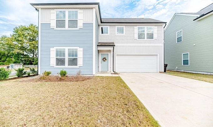Black River House | Flower Power - Walk To Town - NEW