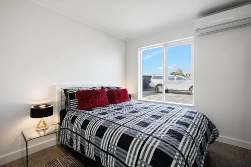 Melbourne Apartment | Fly Around Town in Chic Retreat