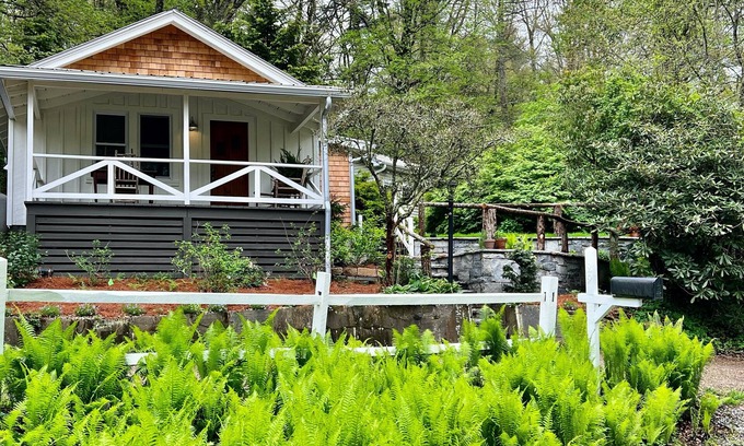 Highlands Cottage | FLY LAKE- A Modern Mirror Lake Cottage
