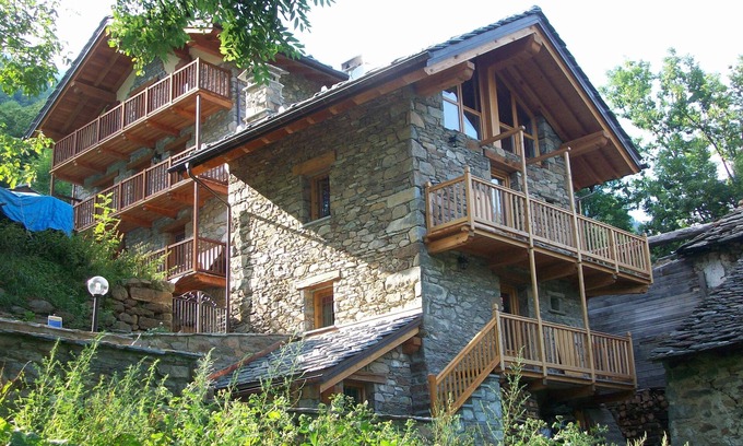 Borney Ski Chalet | Fontainemore: EXPOSED STONE CHALET WALSER