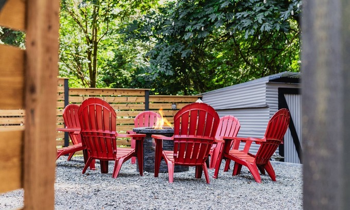 Victory Heights House | Forest Bathing & Yoga Escape @ Creek with a Firepit, Yoga Deck, Games & King Bed