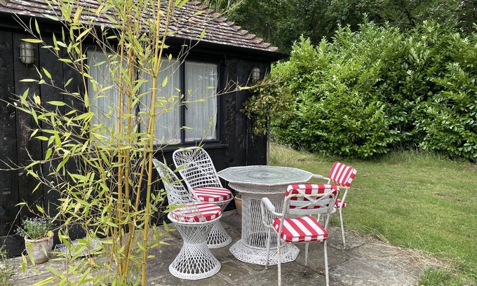 Abbess Roding Cabin | Forest cabin in the Kent countryside – pet friendly!