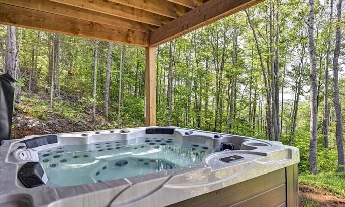 Sainte-Beatrix Ski Chalet | Forest Retreat, Hot Tub Under Starry Skies