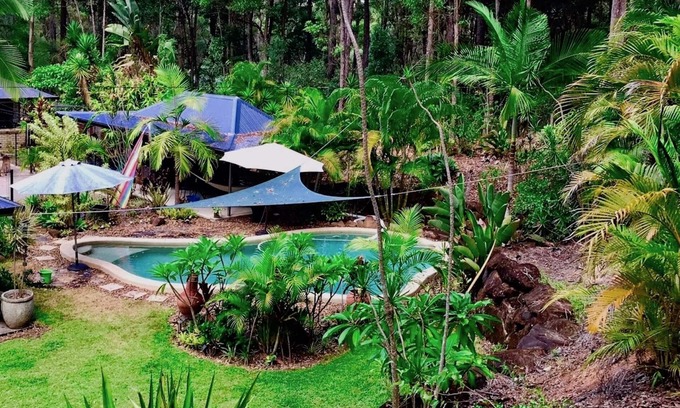Willow Vale House | Forest Setting, Pool, Cabana, Large bath, Netflix/Foxtel/Wifi, King Size Bed