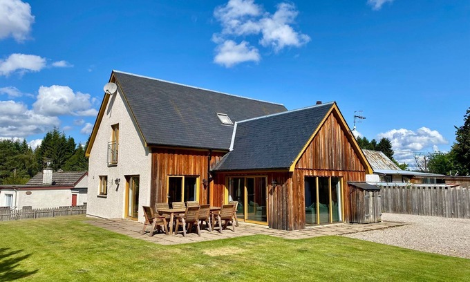 Nethy Bridge Cabin | Forest Trail Lodge - a house that sleeps 9 guests in 3 bedrooms