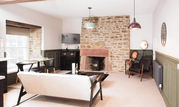 Chapel en le Frith Apartment | Former 18th century bank, now contemporary apartment with Michelin Guide rated restaurant