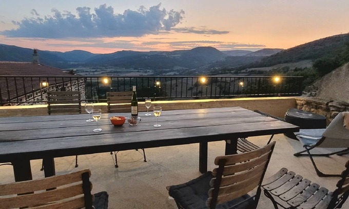 Rentieres House | Former 19th-century school with a superb view of the Cézallier mountains