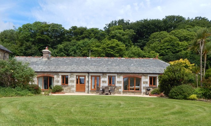 Newquay House | Former Coach House with enclosed garden - Hendra Barns, Mitchell Near Newquay