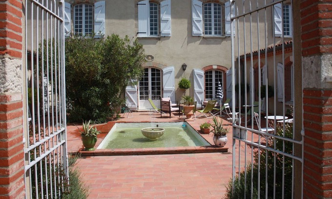 Lavaur Hotel | Former presbytery of the 18th century