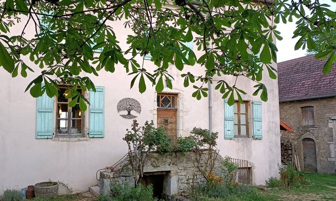 Chenoves Bed & Breakfast | Former winegrower's house in lush greenery