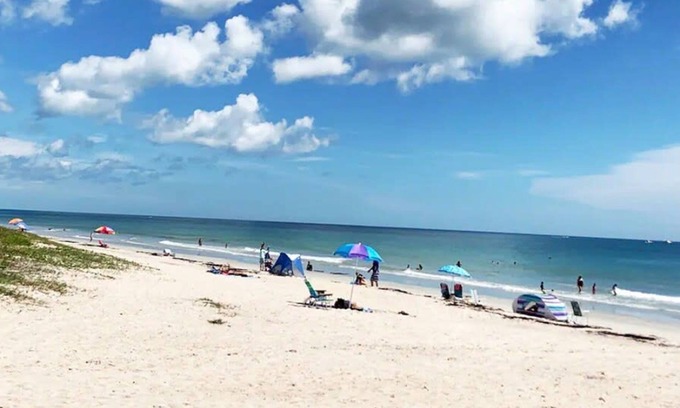 Fort Pierce Shores House | Fort Pierce - 2BD 2BA Tropical Surfside Retreat
