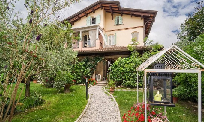 Cinquale Apartment | Forte dei Marmi House - with Jacuzzi