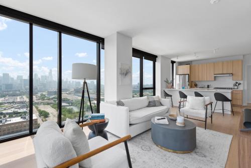 River North Apartment | Foundry Unmatched Skyline Views at Lincoln Park