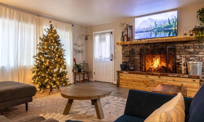 Crestline Cabin | Four Bears Cabin - Family Fun - Dog Friendly - Walk to lake!