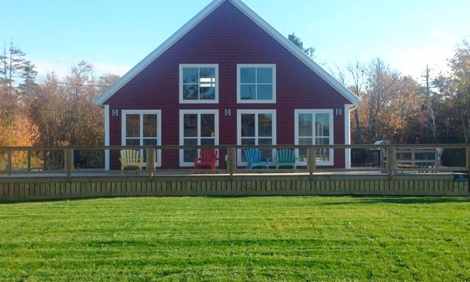 Darnley House | Four Bedroom Cottage Within Walking Distance To Thunder Cove Beach