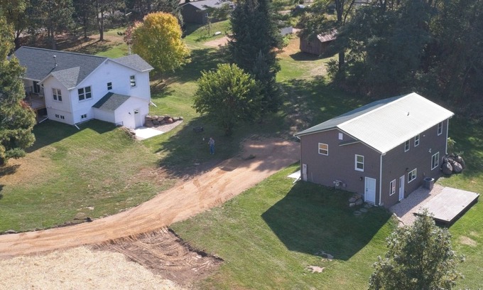 Baraboo House | Four Bedroom house 1 mile from entrance to Devils Lake