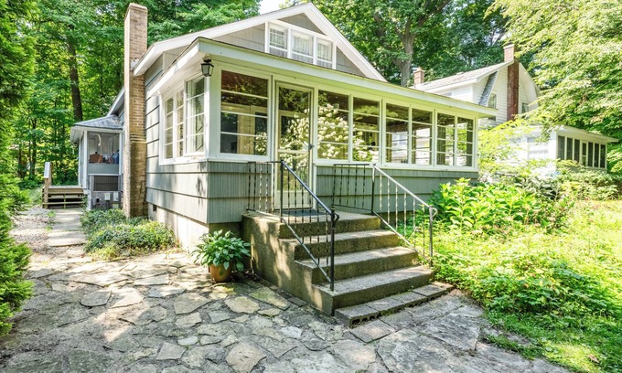 Lakeside Cottage | Four Night Min! Lakeside Home With 800 Feet Of Association Beach!