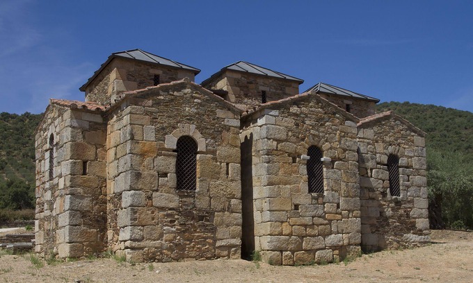 Arroyomolinos de Montanchez House | Four person bungalow in the Spanish countryside, unique for nature lovers.