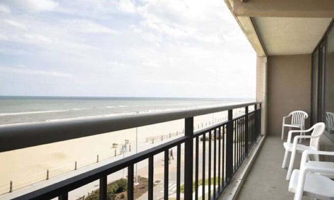 Northeast Virginia Beach Resort | Four Sails Resort Oceanfront condo with 2 Oceanfront Balconies
